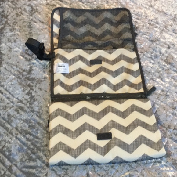 SKIP HOP DIAPER & WIPE CARRIER W/ CHANGING PAD - Picture 5 of 16